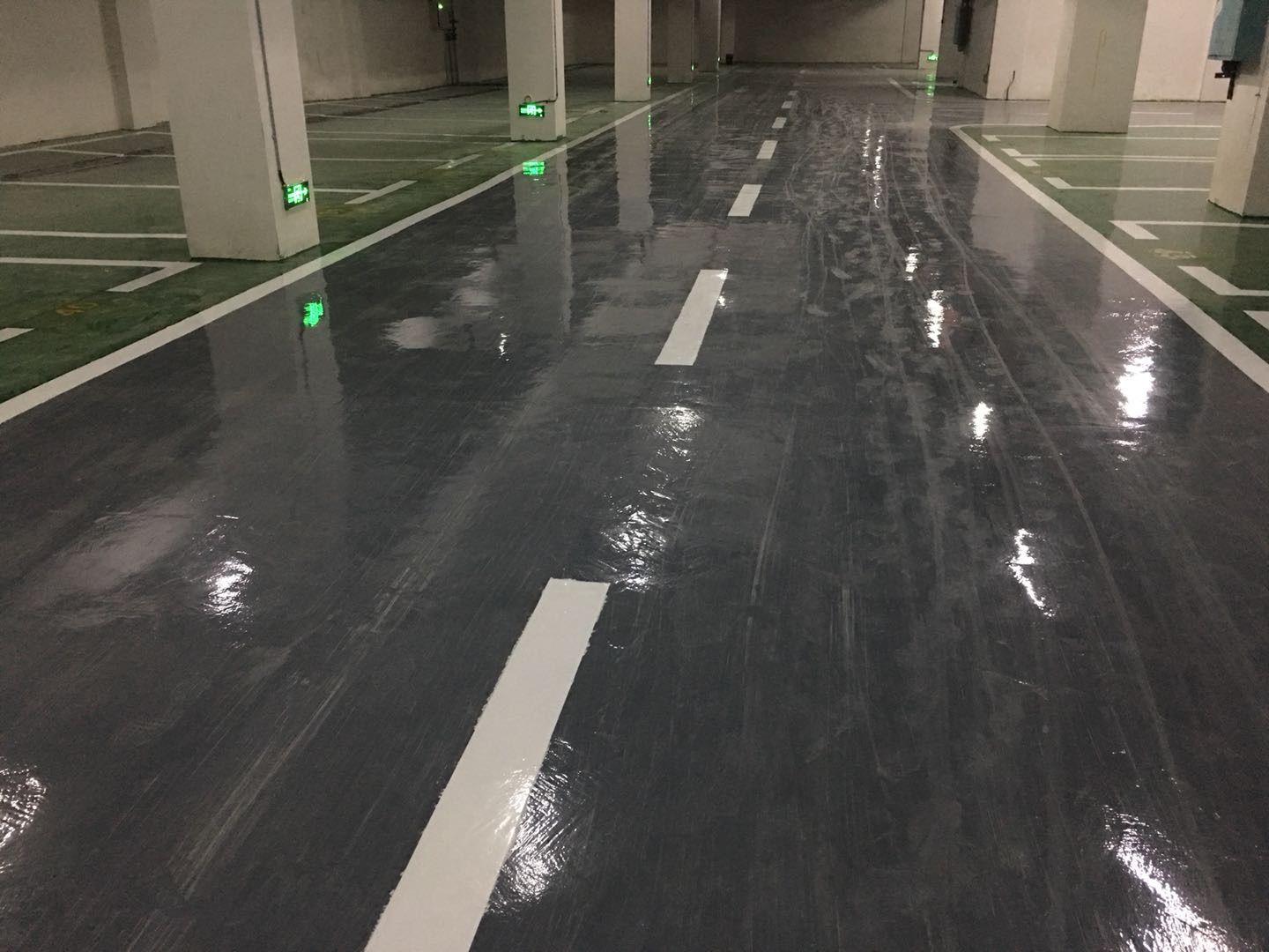 芷江縣地下車庫環(huán)氧地坪完工綠色環(huán)保健康正有體育 芷江縣地下車庫環(huán)氧地坪完工綠色環(huán)保健康正有體育