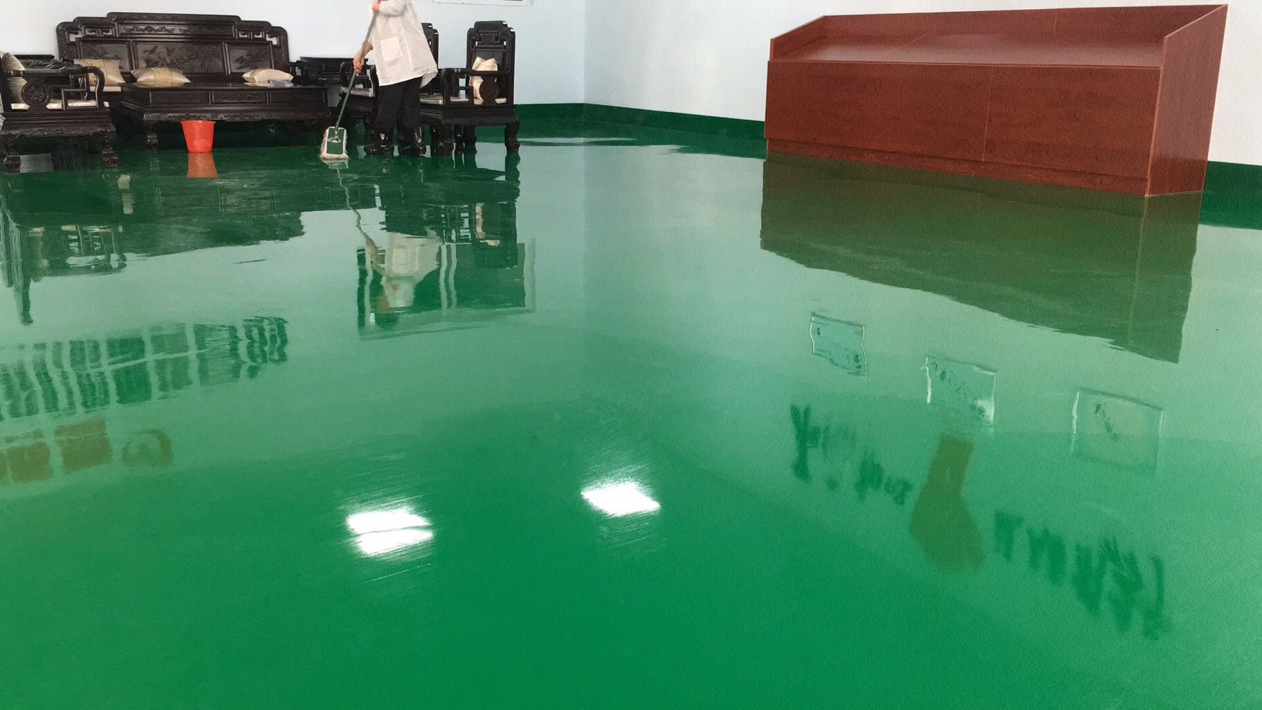 懷化市會同縣電子生產車間環氧防靜電地坪施工完成!感謝合作 懷化市會同縣電子生產車間環氧防靜電地坪施工完成!感謝合作